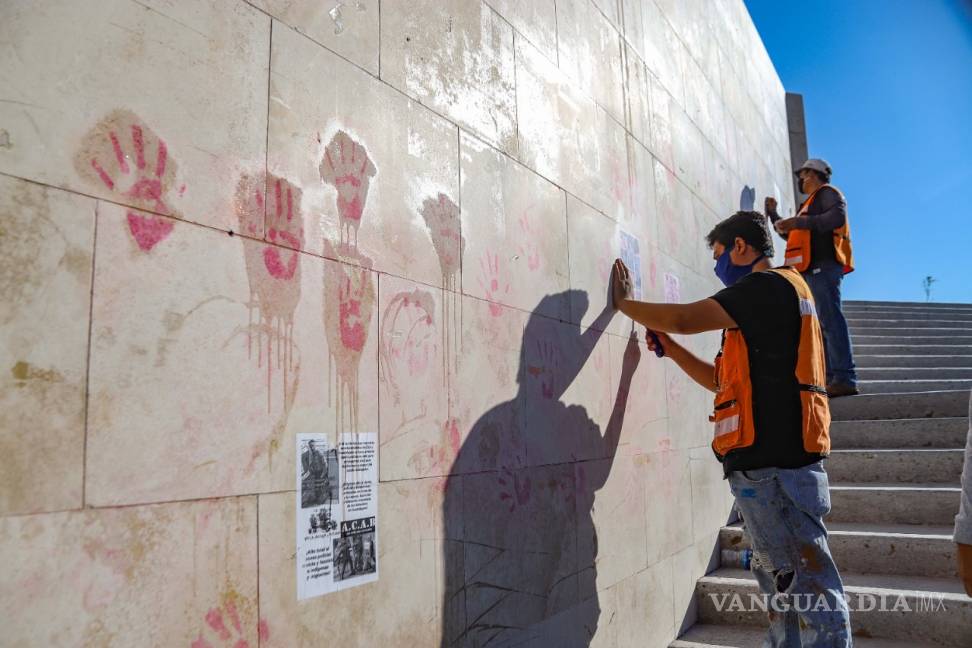 $!Detienen en Torreón a jóvenes por grafiti en espacios públicos