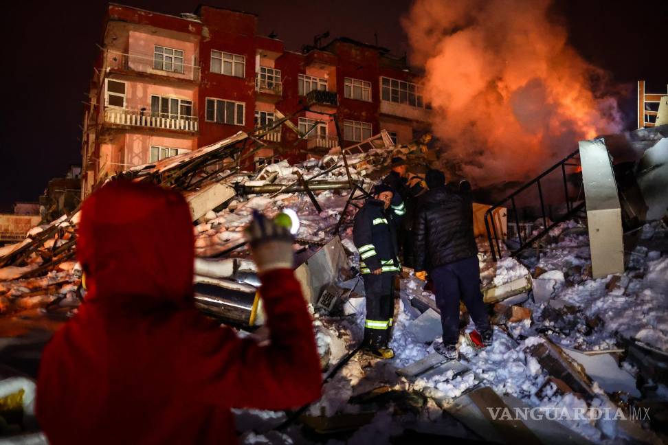 $!El personal de emergencia y los lugareños buscan sobrevivientes en el sitio de un edificio derrumbado en el distrito de Elbistan de Kahramanmaras, Turquía.