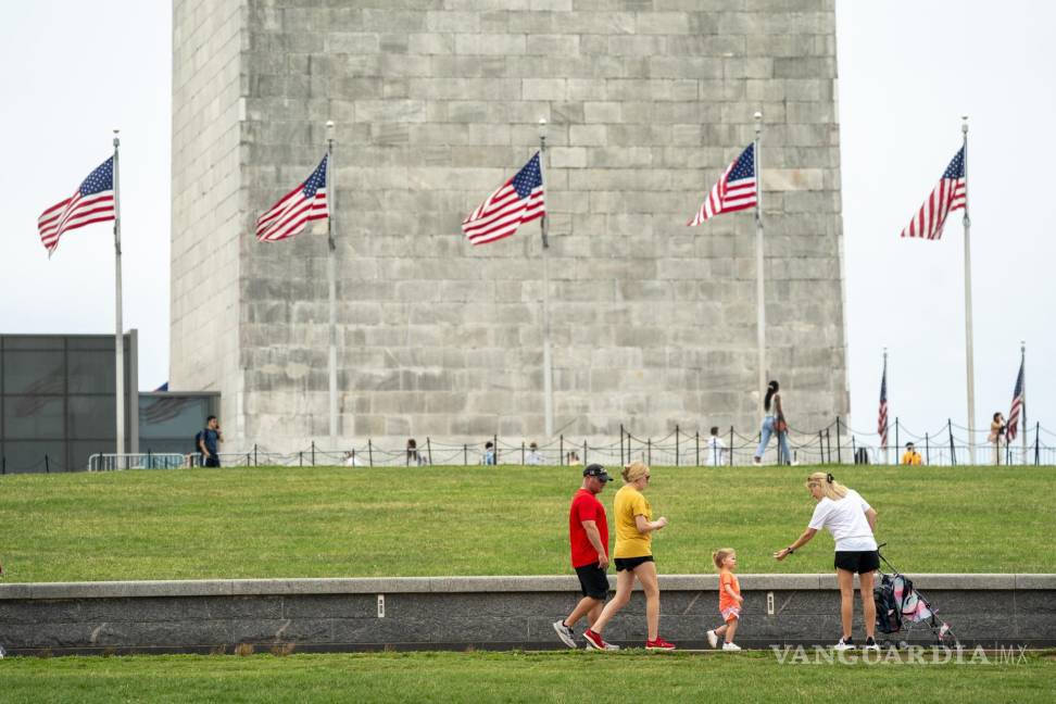 $!Los visitantes caminan por un sendero cerca del Monumento a Washington en el National Mall en Washington, DC.