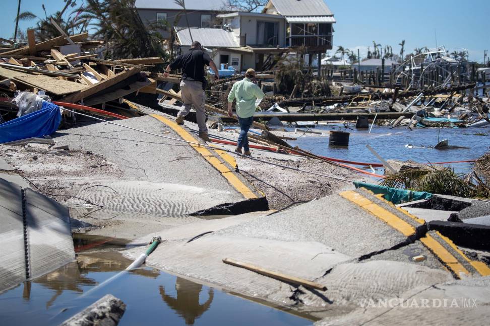 $!Autoridades revisan la destrucción en Matlacha Isles tras el paso del huracán Ian, en Fort Myers Beach, Florida.