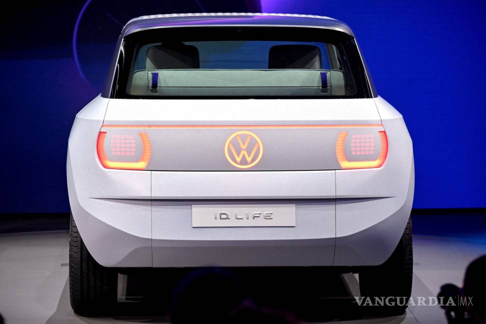 $!El Volkswagen VW ID. Life en exhibición en el primer día de vista previa para la prensa del Salón Internacional del Automóvil IAA en Munich, Alemania. EFE/EPA/Sascha Steinbach