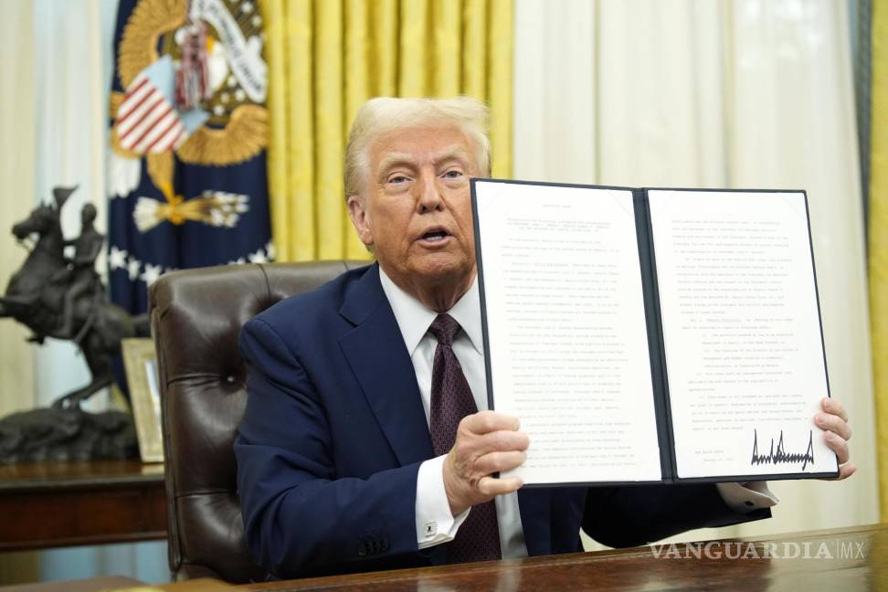 $!El presidente de Estados Unidos, Donald Trump, firma órdenes ejecutivas en la Oficina Oval de la Casa Blanca en Washington.