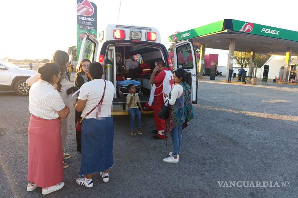 $!Personal de la Cruz Roja atendió a los lesionados y los trasladó al centro de salud.