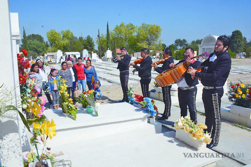 $!Abarrotan saltillenses los cementerios por conmemorar el Día de Muertos