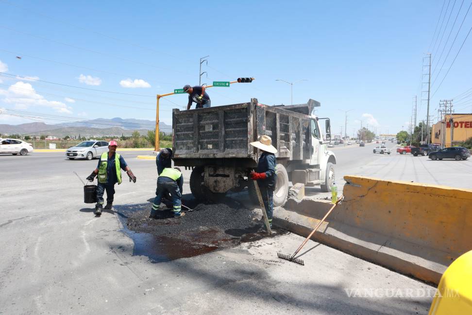 $!En Las Teresitas se repara el pavimento dañado por la corriente del agua.