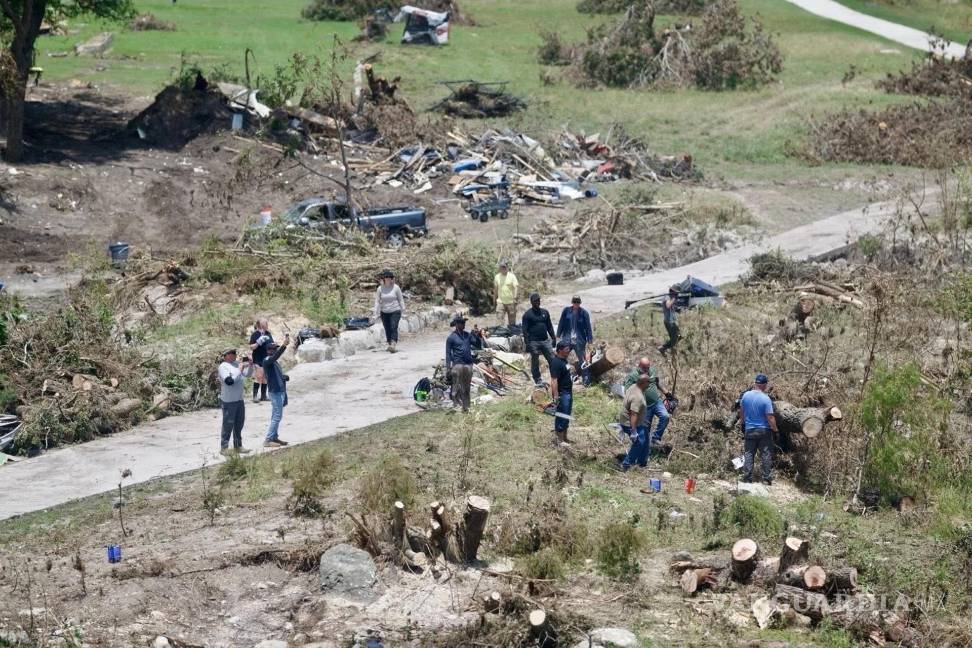 $!Un grupo de personas recorriendo una zona afectada por las inundaciones en Texas.