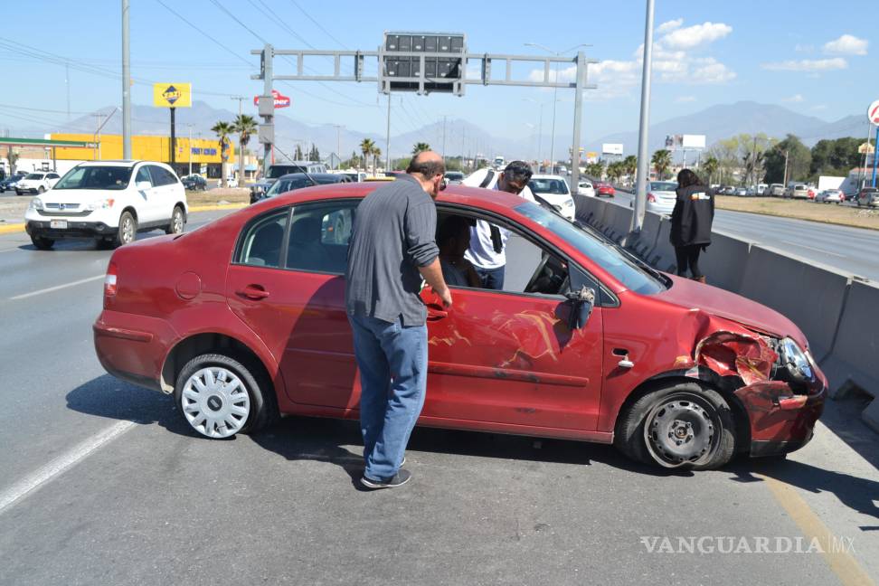 Se va contra muro y culpa a carro que huyó