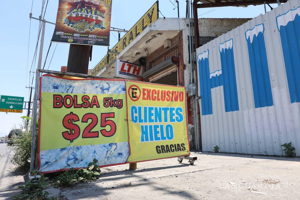 $!Las fábricas de hielo continúan operando al máximo para evitar un posible desabasto.