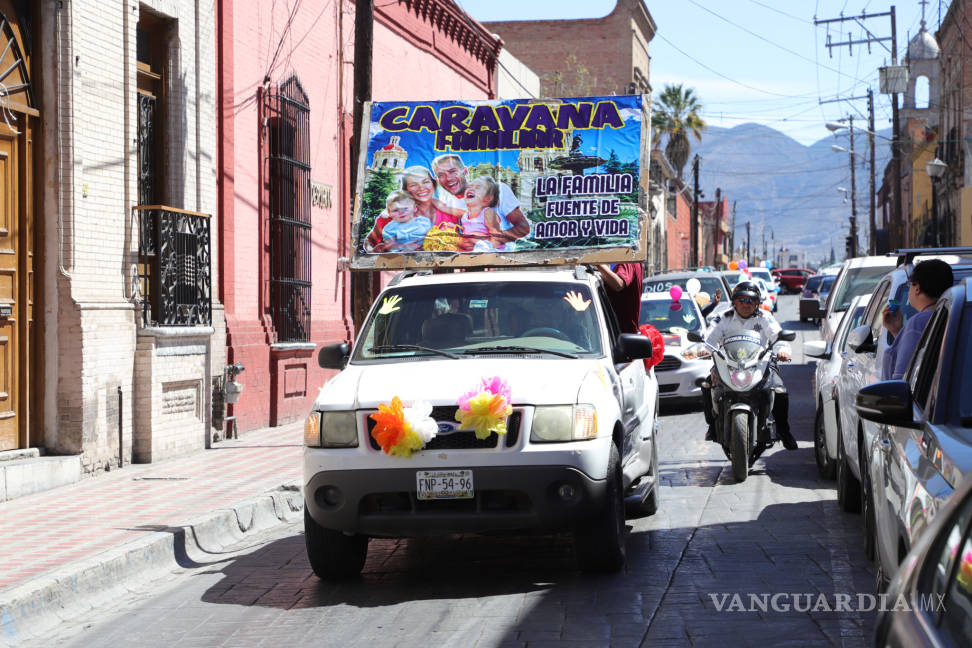$!En Saltillo Iglesia Católica festeja con caravana el Día de la Familia