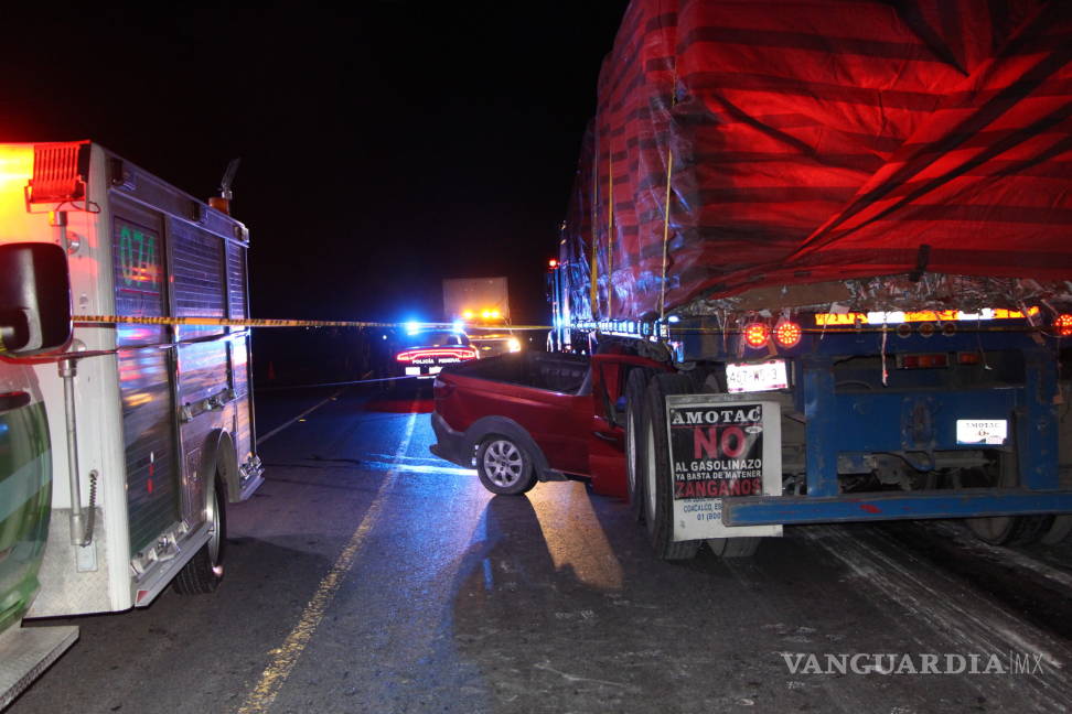 $!En Coahuila mueren 3 jóvenes saltillenses al impactar el vehículo en el que viajaban contra un tráiler
