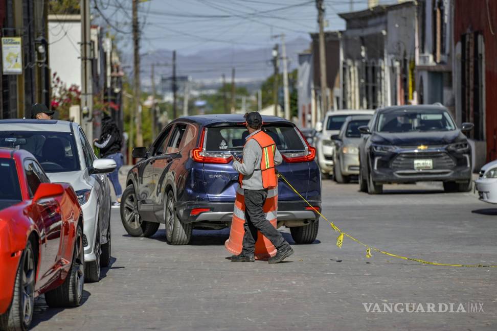 $!Aunque los trabajos en la calle General Cepeda parecen concluidos, la vialidad sigue cerrada, afectando la circulación en el Centro Histórico.