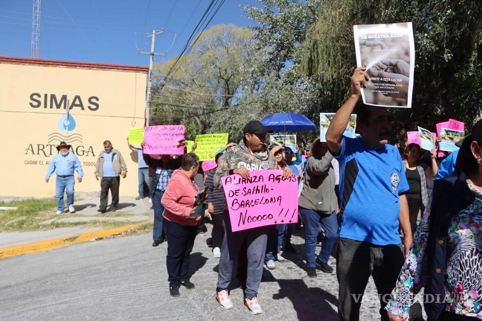 $!Los manifestantes exigieron acceso a la información financiera y operativa del SIMAS Arteaga para evaluar su estado actual.