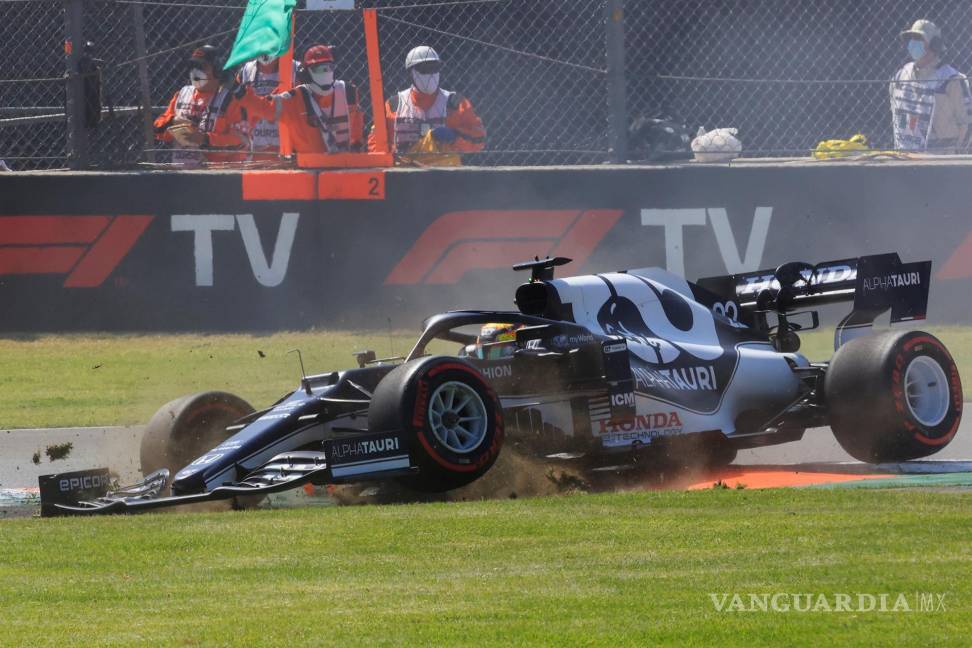 $!El japonés Yuki Tsunoda de Alpha Tauri sufre un accidente en el Gran Premio de Fórmula Uno de México que se realiza en el Autódromo Hermanos Rodríguez en Ciudad de México. EFE/Carlos Ramírez