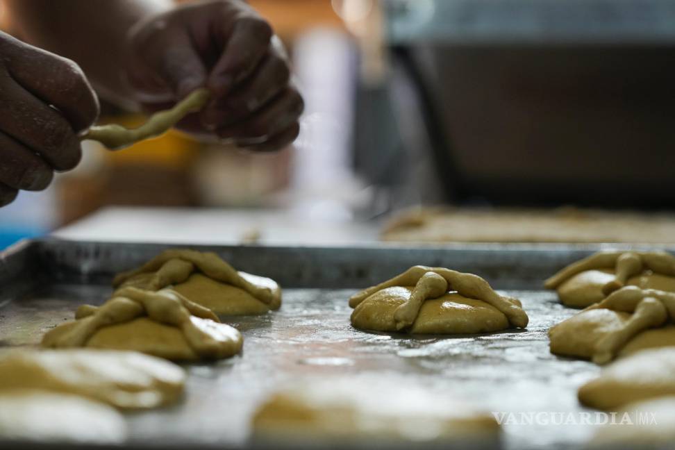 $!Víctor Silverio prepara pan de muerto, tradicional para el Día de los Muertos en México, en una panadería del barrio de San Rafael de la Ciudad de México.