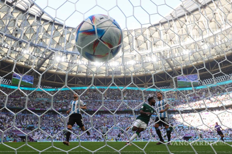 $!Jugadores de Arabia Saudita celebra un gol en un partido de la fase de grupos del Mundial de Fútbol Qatar 2022 entre Argentina y Arabia Saudita.