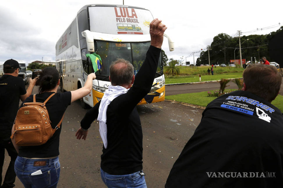 $!Disparan contra autobuses de Lula da Silva