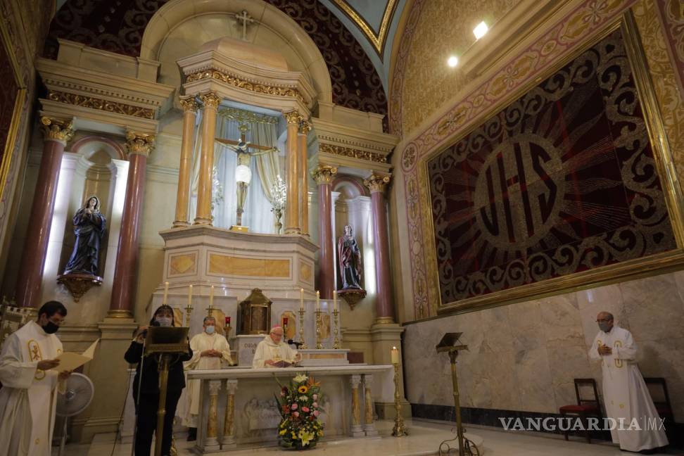 Regresa a su altar el Santo Cristo, tras ser trasladado a la Catedral de Saltillo
