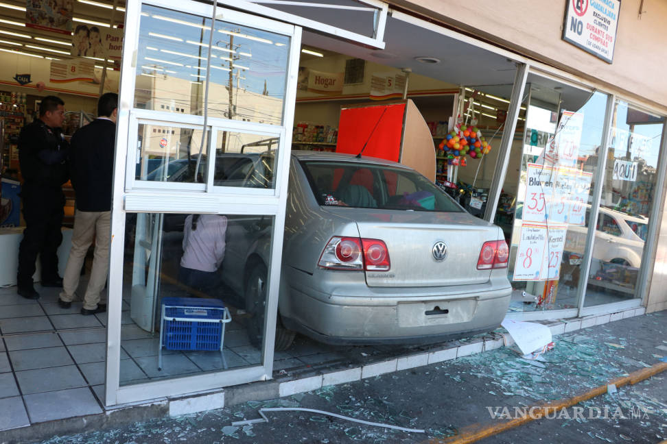 $!Mujer se mete su carro a farmacia en Saltillo; es el segundo choque contra un negocio... ¡en la semana!