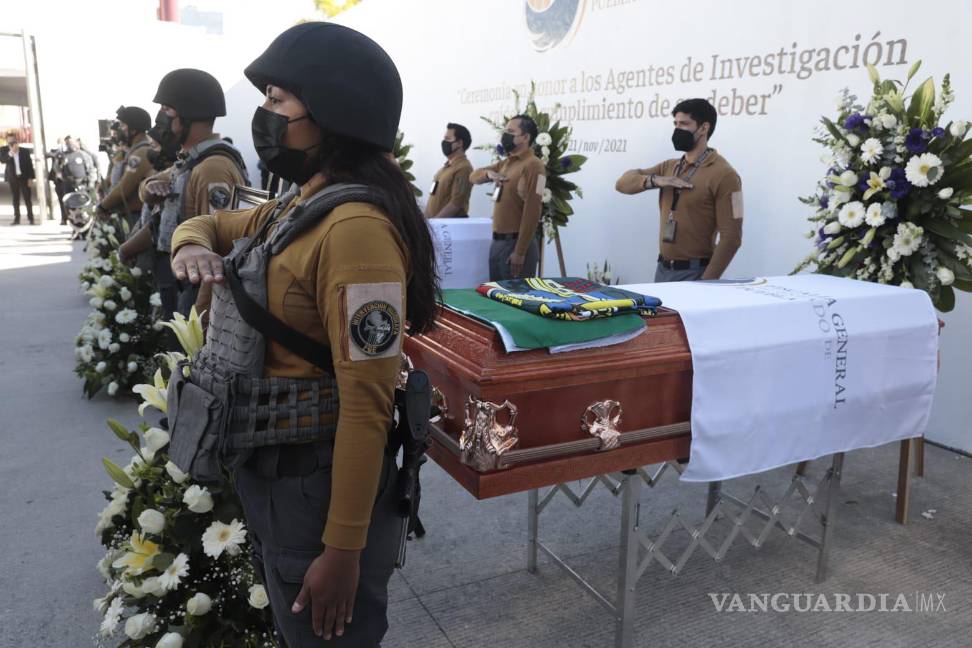 $!Los féretros de José Guillermo, Adrián y Miguel, los efectivos de la Agencia Estatal de Investigaciones de la Fiscalía General del Estado asesinados la noche