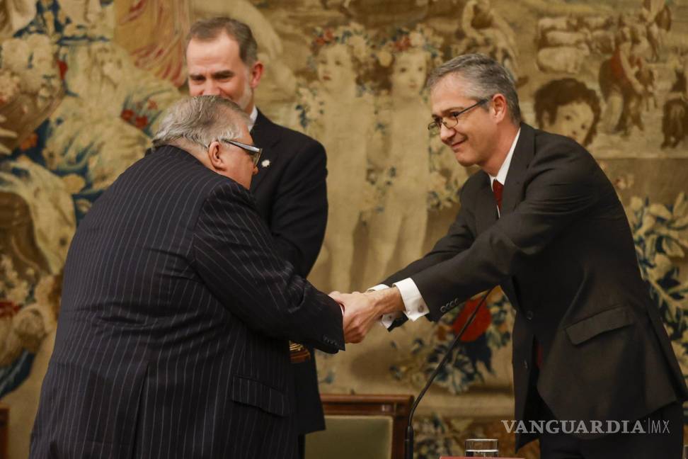 $!El gobernador del Banco de España, Pablo Hernández de Cos (d), junto al rey Felipe VI (i), entregan al Agustín Carstens (c), el Premio de Economía Rey de España.