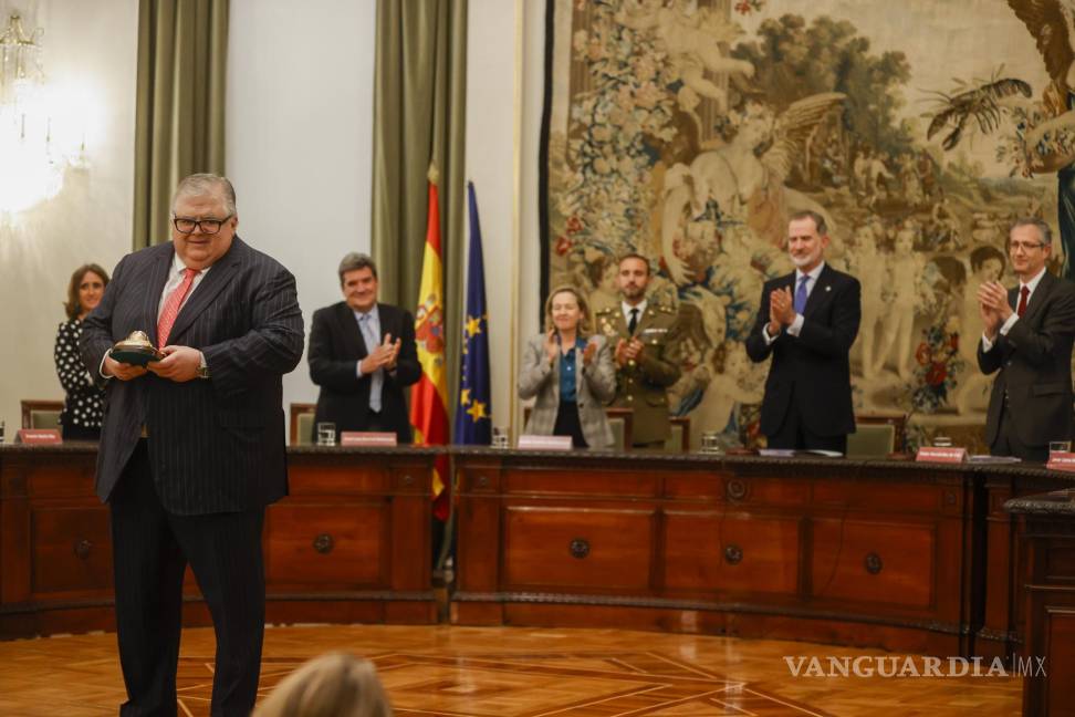 $!El Rey de España entregó la presea a Carstens en las instalaciones del Banco de España en Madrid.