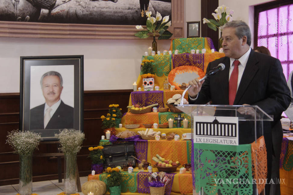 $!Montan en Congreso de Coahuila altar de muertos en honor a Horacio del Bosque Dávila