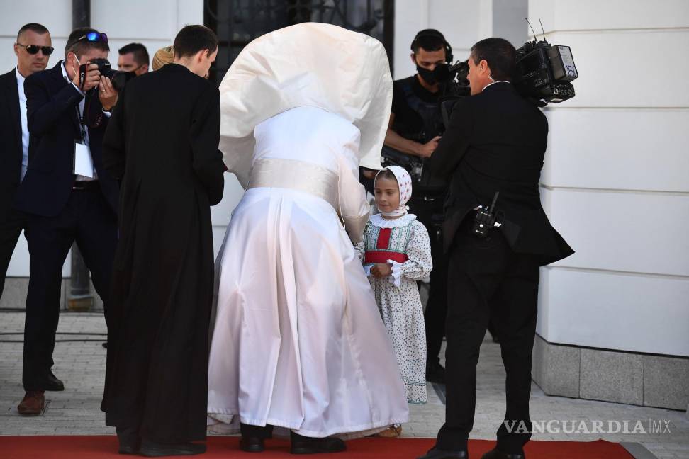 $!El Papa Francisco (c) es recibido a su llegada al Palacio Presidencial en Bratislava, Eslovaquia. EFE/EPA/Luca Zennaro