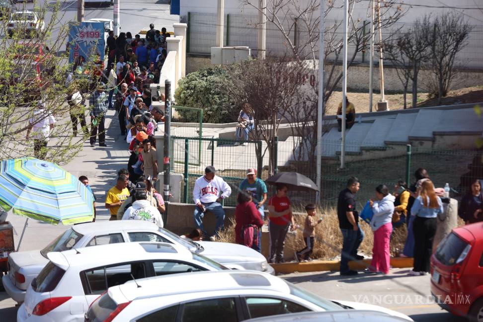 $!Las personas esperaron hasta cuatro horas para ser atendidas.