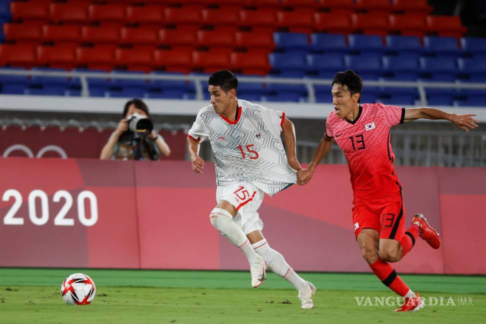 $!El delantero mexicano Uriel Antuna disputa el balón ante el defensa surcoreano Jinya Kim (d) en el encuentro de cuartos de final entre las selecciones de Corea del Sur y México, durante los Juegos Olímpicos 2020. EFE