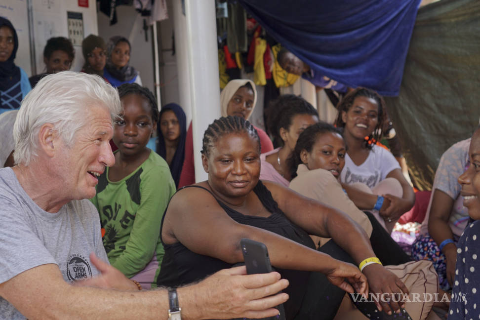 $!Richard Gere en acto solidario y humanitario lleva víveres a 121 inmigrantes rescatados por Open Arms