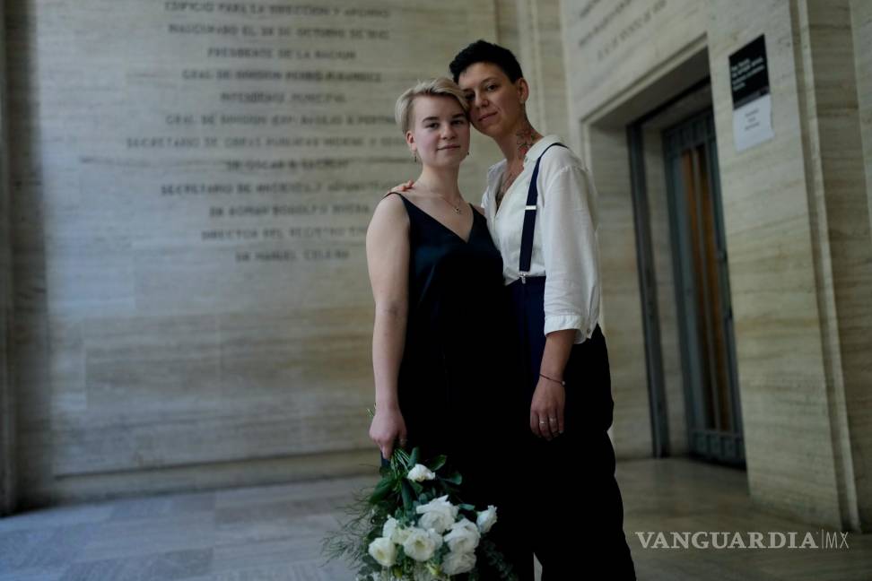 $!Las recién casadas Nadezhda Skvortosova, a la izquierda, y Tatiana Skvortosova, ambas de Rusia, posan para la foto después de su boda civil en Buenos Aires.