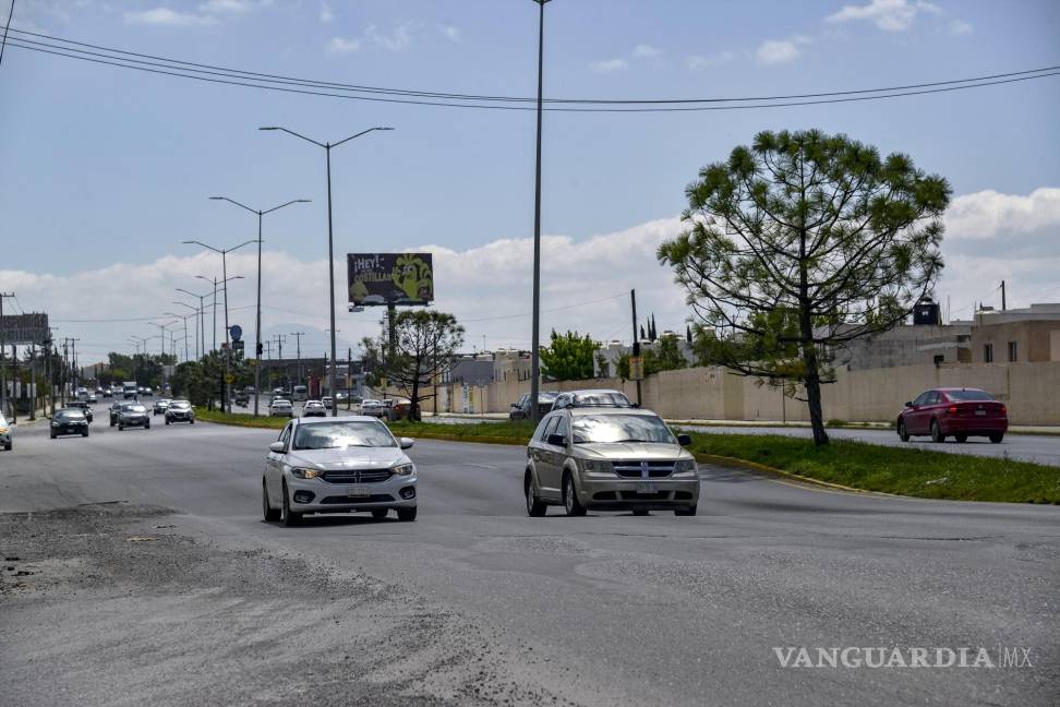 $!Automovilistas temen por su seguridad donde el agua y la grava dificultan el control del vehículo.