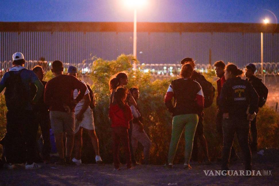 $!Los migrantes buscan un lugar para cruzar la frontera entre Estados Unidos y México en Ciudad Juárez, México.