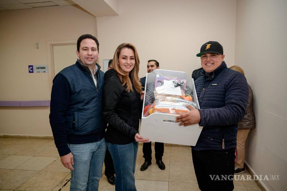 $!El alcalde Javier Díaz y su esposa Luly López entregaron artículos para bebé a una de las familias de los primeros nacidos de 2025.