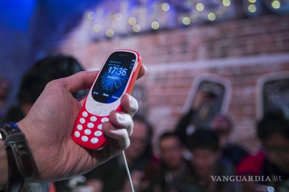 $!Vista del modelo Nokia 3310, una vuelta al pasado, presentado en el Mobile World Congress (MWC) de 2017.