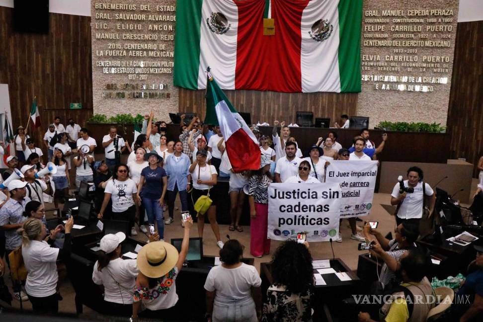 $!Trabajadores del Poder Judicial de la Federación en la entidad entraron por la fuerza a la sede del Congreso del Estado como protesta para exigir a los diputados que no aprobaran la minuta de reforma al Poder Judicial enviada por el Senado de la República, esto tras ser votada a favor durante la madrugada en la capital del país. La Reforma del Poder Judicial fue aprobada más tarde por mayoría, en sesión del Pleno, los legisladores avalaron con 19 votos de la bancada de Morena y sus aliados del PT y Partido Verde.