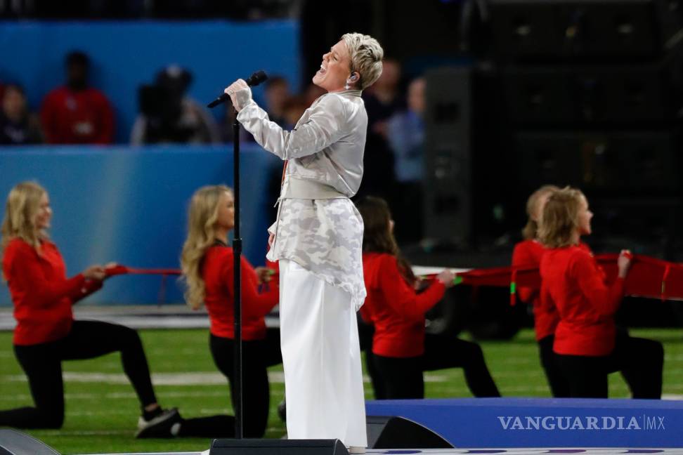 Con todo y gripe Pink se luce cantando el himno de EU