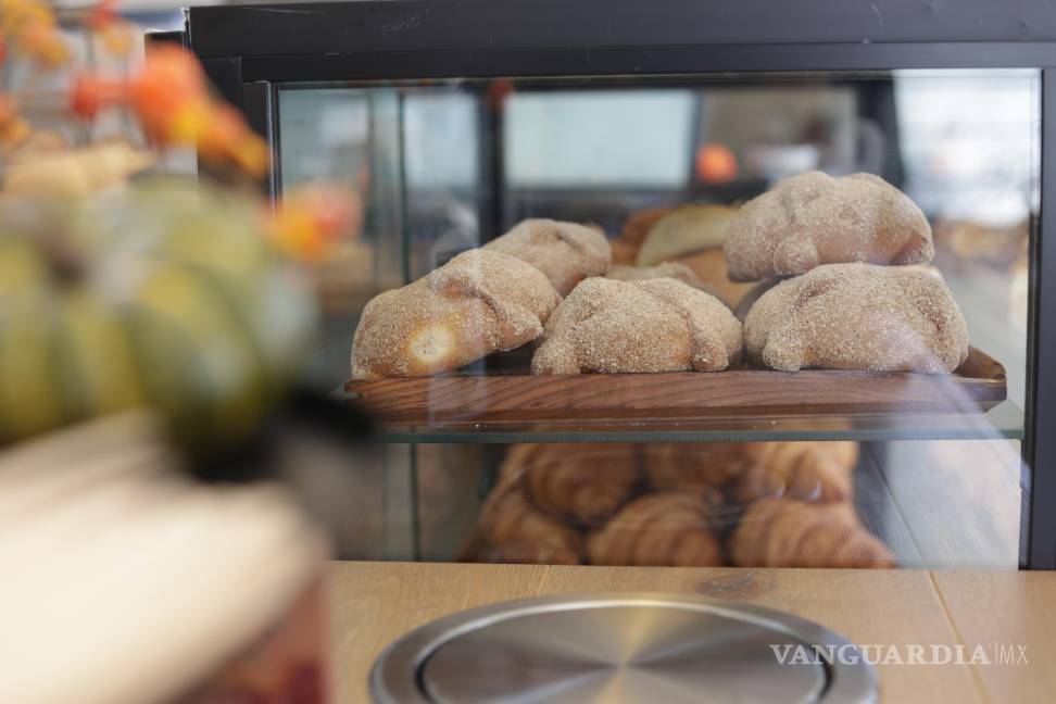 $!Variantes como el “pan de muerto Dubái”, relleno de pistache, chocolate y fresas, se han vuelto tendencia en redes sociales y entre consumidores de la ciudad.