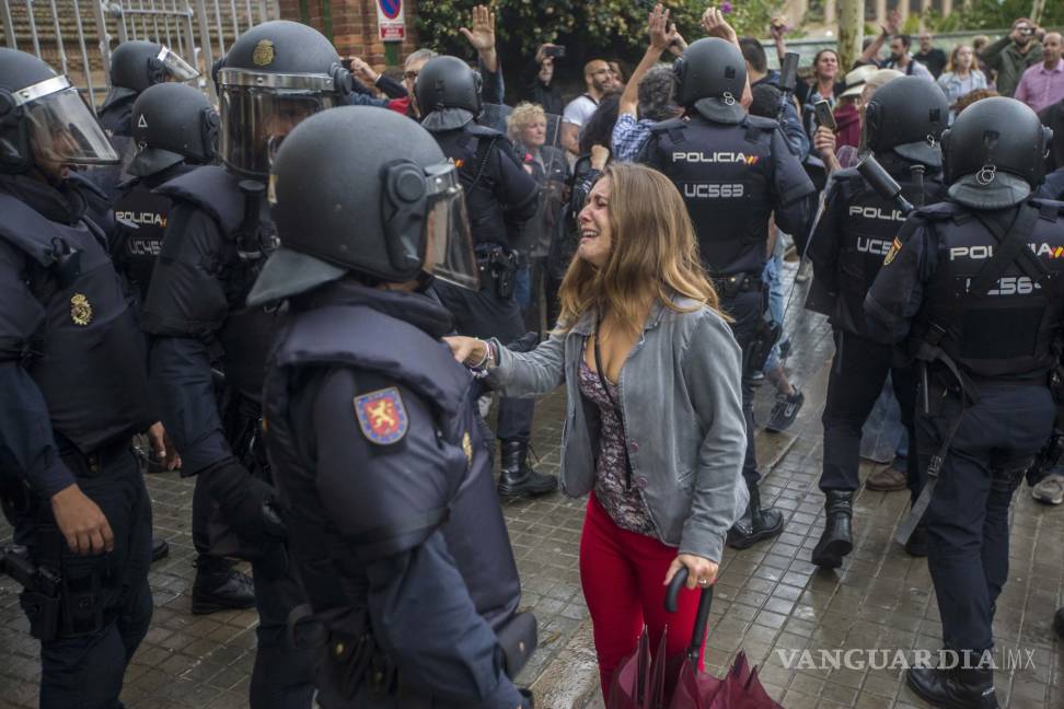 $!Entre altercados, Cataluña sigue votando en un referéndum marcado por irregularidades
