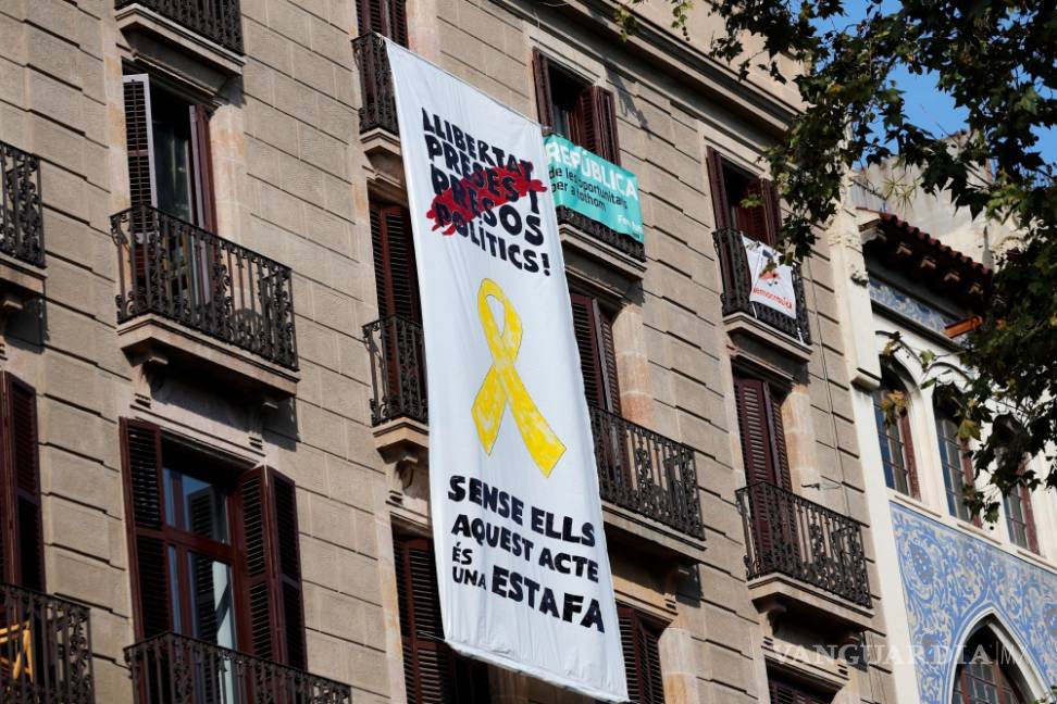 $!Recibe Barcelona al rey Felipe VI con pancartas en su contra en aniversario del atentado en La Rambla