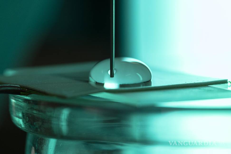 $!Los investigadores midieron la carga eléctrica y las áreas de contacto creadas por las gotas de agua al expandirse y contraerse sobre una placa plana de teflón.