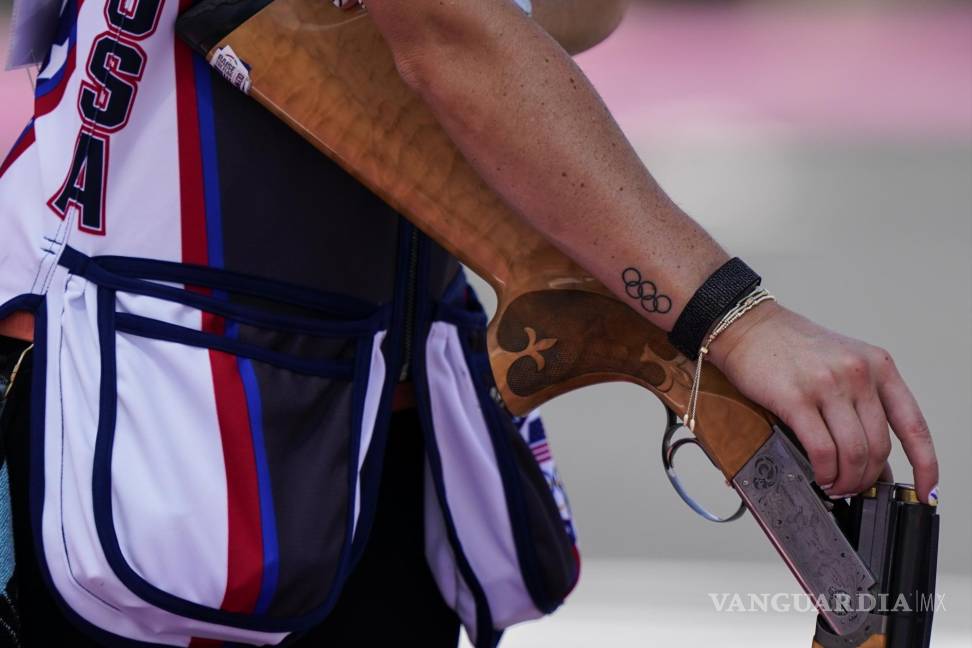 $!Kayle Browning, de Estados Unidos, sostiene su escopeta durante la práctica en el campo de tiro de Asaka antes de los Juegos Olímpicos de Verano de 2020, el jueves 22 de julio de 2021, en Tokio, Japón. (Foto AP / Alex Brandon)