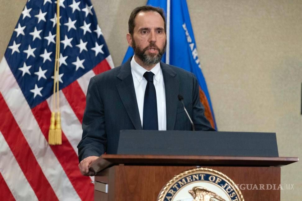 $!El fiscal especial Jack Smith habla con la prensa en Washington.