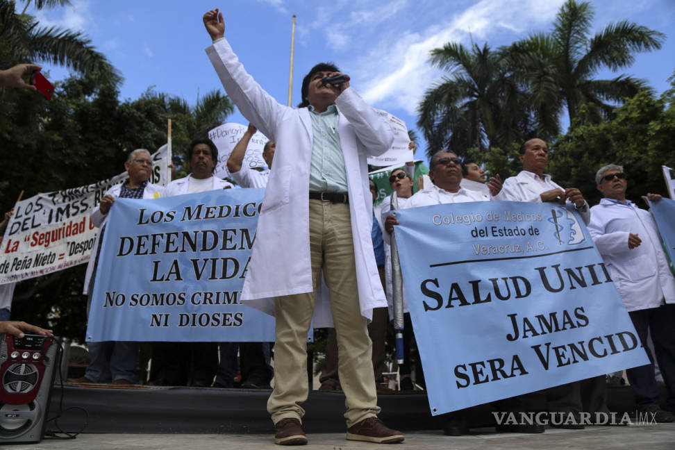 $!Con marcha, médicos de Coahuila exigen mayor presupuesto para el sector salud