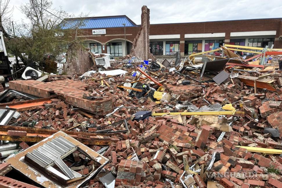 $!Fotografía proporcionada por la ciudad de Rocky Mountain, Carolina del Norte, que muestra los daños causados por la tormenta que comenzó como el huracán Helene.