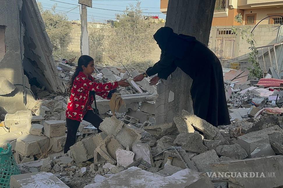 $!Una mujer y una niña rebuscan entre los escombros tras el ataque a la casa de la familia Bahabsa en el que murieron 3 miembros.