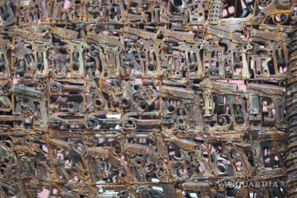 Armas decomisadas se convierten en dinosaurio que da bienvenida en el Museo del Desierto en Saltillo