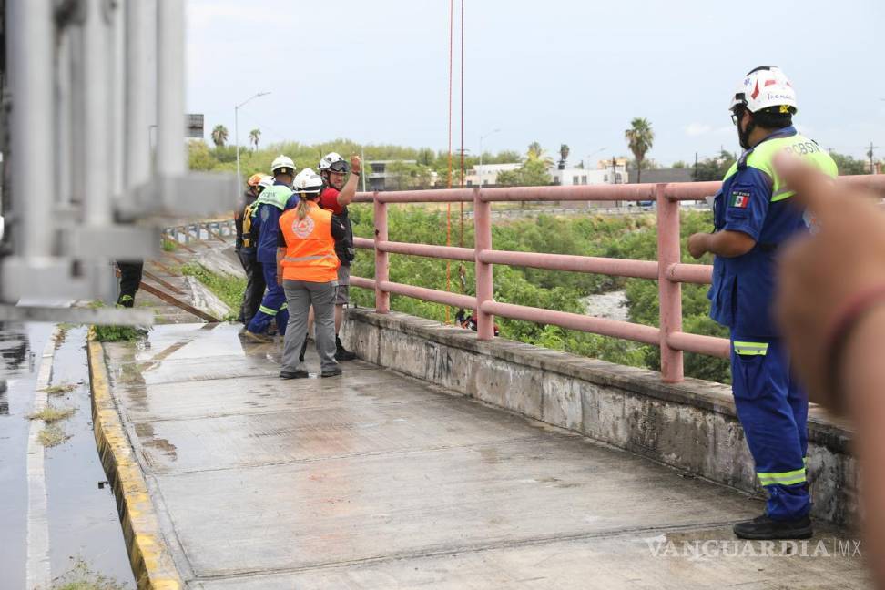 Lluvias causan encharcamientos, cierres viales y el rescate de dos personas, en Nuevo León