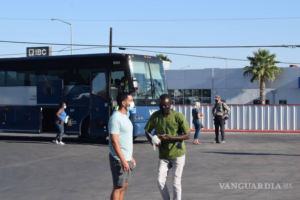 $!Decenas de migrantes, en su mayoría haitianos, toman un autobús hacia San Antonio (Texas) en Del Río (EU) tras pasar varias noches en un campamento debajo del puente internacional que une esa localidad con Ciudad Acuña (México). EFE/Alex Segura