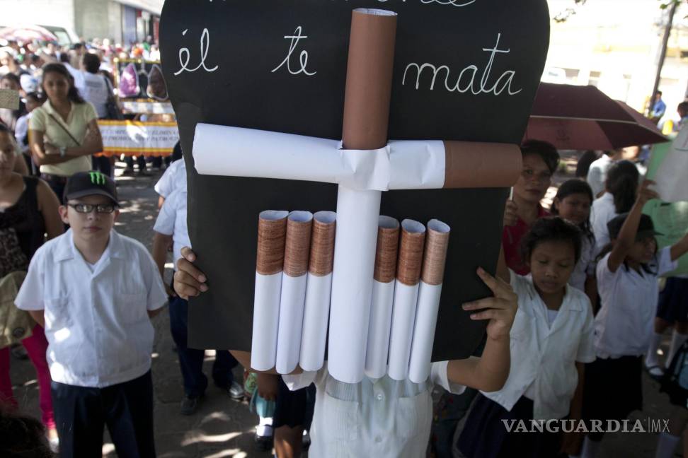 $!La OMS insEn la imagen, un niño sostiene un aviso durante la celebración del Día Internacional Sin Tabaco en Tegucigalpa (Honduras).